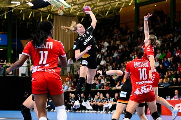 Handball, womens national match Switzerland Germany from left Clairebel Coker Switzerland , Viola Leuchter Germany , Daphne Gautschi Switzerland St Gallen Kreuzbleiche Switzerland