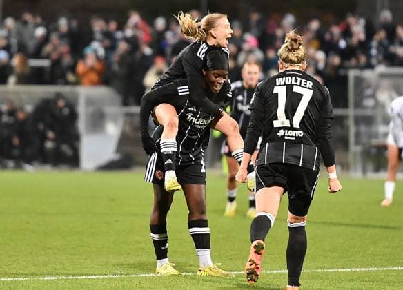 20 11 2025, xhbx, Fussball UEFA Women EuropaCup, Eintracht Frankfurt Frauen PSV Eindhoven v l Torjubel, Goal celebration, celebrate the goal 3 1 Elisa Senß Eintracht Frankfurt Damen , Nicole Anyomi Eintracht Frankfurt Damen , Pia Sophie Wolter Eintracht Frankfurt Damen DFL DFB REGULATIONS PROHIBIT ANY USE OF PHOTOGRAPHS as IMAGE SEQUENCES and or QUASI VIDEO Frankfurt