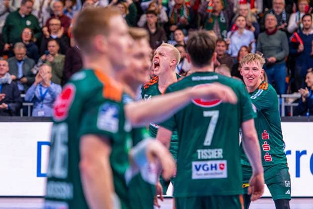 Justus Fischer TSV Hannover Burgdorf, No 54 Daniel Weber TSV Hannover Burgdorf, No 58 v l , TSV Hannover Burgdorf green against Bergischer HC beige on matchday 13 of the 2025 2026 season in the DAIKIN Handball Bundesliga 20 11 2025, ZAG Arena Hannover, GER , Copyright: xJanxGuentherx xTSVxHannover-Burgdorfx