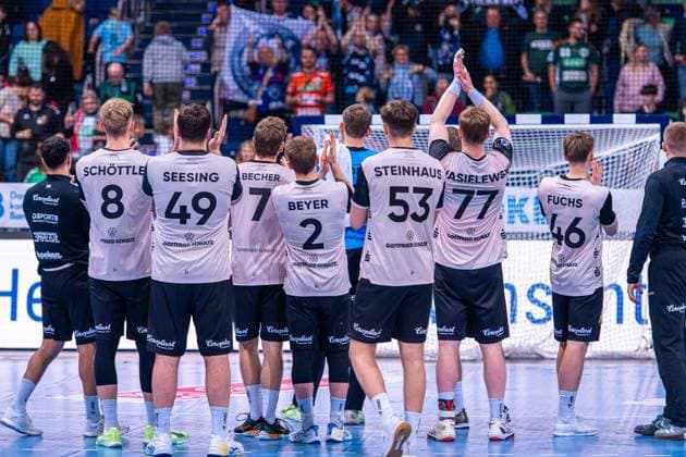 v l , TSV Hannover Burgdorf green vs Bergischer HC beige on matchday 13 of the 2025 2026 season in the DAIKIN Handball Bundesliga 20 11 2025, ZAG Arena Hannover, GER , Copyright: xJanxGuentherx xTSVxHannover-Burgdorfx