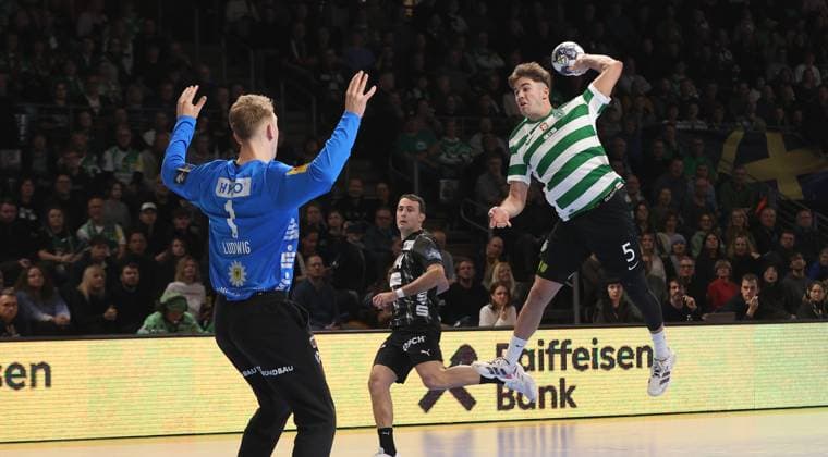 Goalkeeper Lasse Ludwig, Carlos Alvarez Dominguez on the ball duel Match scene Action Sport Handball CL Champions League Champions League Men 8 Matchday Season 2025 2026 20 11 2025 Füchse Berlin vs Sporting CP Lisbon LCP in the Max Schmeling Halle
