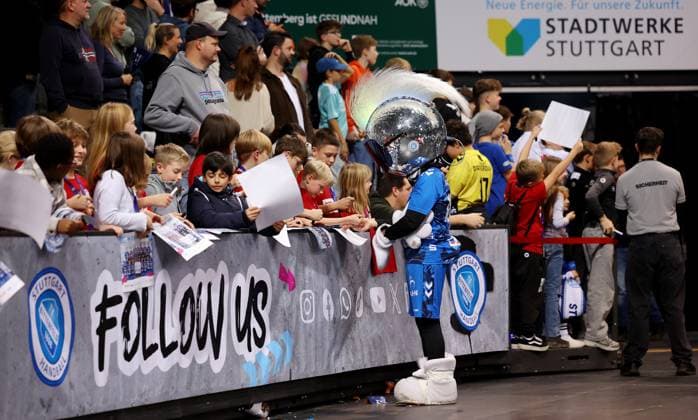 BAU 20 11 2025 Stuttgart Handball TVB Stuttgart vs GWD Minden, mascot Johnny Blue TVB signs autographs