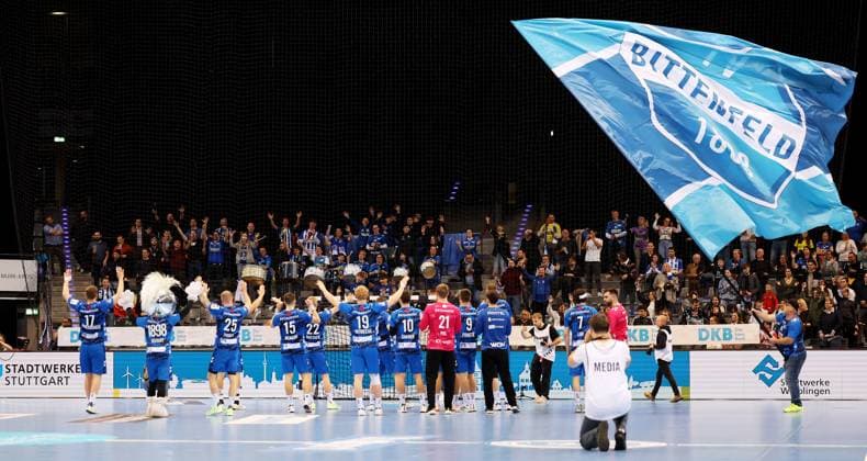 BAU 20 11 2025 Stuttgart Handball TVB Stuttgart vs GWD Minden, the Stuttgart team cheers to their fans