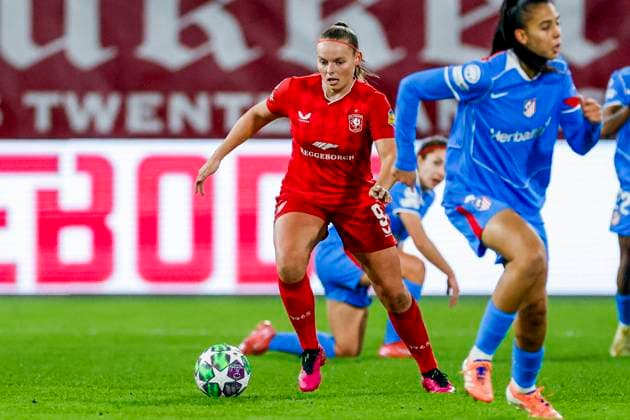 Jaimy Ravensbergen of FC Twente dribbles with the ball FC Twente v Club Atletico de Madrid, UEFA Women s Champions League 2025 26 League Phase MD4, FC Twente v Club Atletico de Madrid, FC Twente Stadion, November 20, 2025, Enschede, Netherlands.