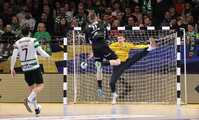 Lasse Andersson scores a goal against goalkeeper Andre Bergsholm Kristensen duel Match scene Action Sport Handball CL Champions League Champions League Men 8 Matchday Season 2025 2026 20 11 2025 Füchse Berlin vs Sporting CP Lisbon LCP at Max Schmeling Halle