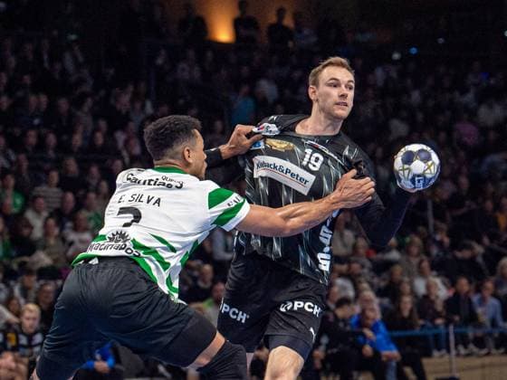 Handball, Men, Season 2025 2026, Champions League Group A, Matchday 8 , Füchse Berlin Sporting CP, v l Edney Silvia Oliveira Sporting , Mathias Gidsel Füchse Berlin , 20 11 2025, Copyright: xSebastianxRäppold MatthiasxKochx