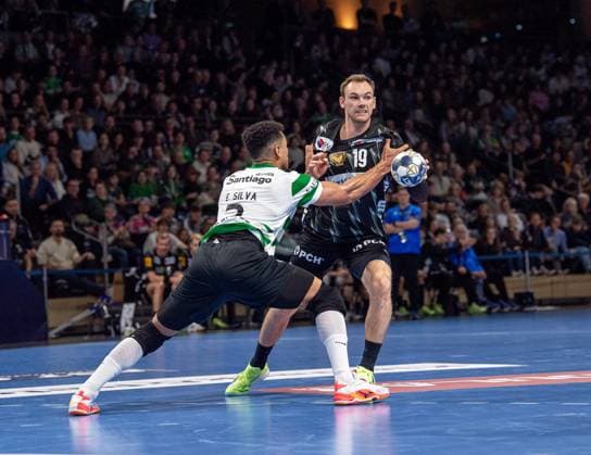 Handball, Men, Season 2025 2026, Champions League Group A, Matchday 8 , Füchse Berlin Sporting CP, v l Edney Silvia Oliveira Sporting , Mathias Gidsel Füchse Berlin , 20 11 2025, Copyright: xSebastianxRäppold MatthiasxKochx