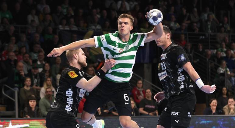 Matthes Langhoff, Francisco Mota Costa on the ball, Mijajlo Marsenic duel Match scene Action Sport Handball CL Champions League Champions League Men 8 Matchday Season 2025 2026 20 11 2025 Füchse Berlin vs Sporting CP Lisbon LCP at Max Schmeling Halle
