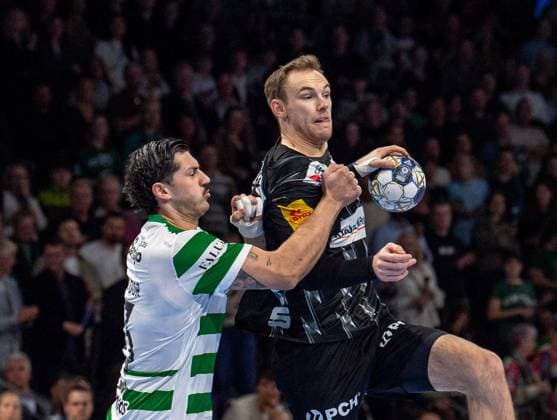 Handball, Herren, Saison 2025 2026, Champions League (Gruppe A, 8. Spieltag), Füchse Berlin - Sporting CP, v.l. Salvador Martinho Rocha Nogueira Salvador (Sporting), Mathias Gidsel (Füchse Berlin), 20.11.2025, Copyright: xSebastianxRäppold MatthiasxKochx