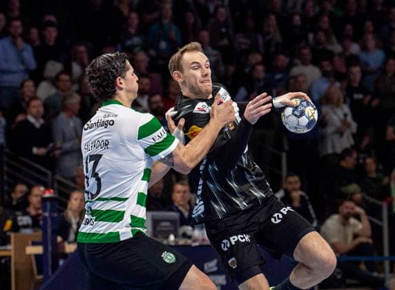 Handball, Herren, Saison 2025 2026, Champions League (Gruppe A, 8. Spieltag), Füchse Berlin - Sporting CP, v.l. Salvador Martinho Rocha Nogueira Salvador (Sporting), Mathias Gidsel (Füchse Berlin), 20.11.2025, Copyright: xSebastianxRäppold MatthiasxKochx