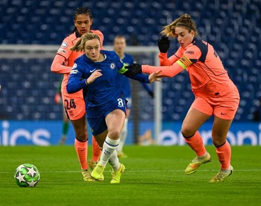 Chelsea Women v FC Barcelona, Barca Women UEFA Womens Champions League Erin Cuthbert of Chelsea Women and Alexia Putellas of Barcelona Women battle for the ball during the UEFA Womens Champions League match at Stamford Bridge, London UK Newspapers OUT Copyright: xNigelxBramleyx FIL-22524-0003