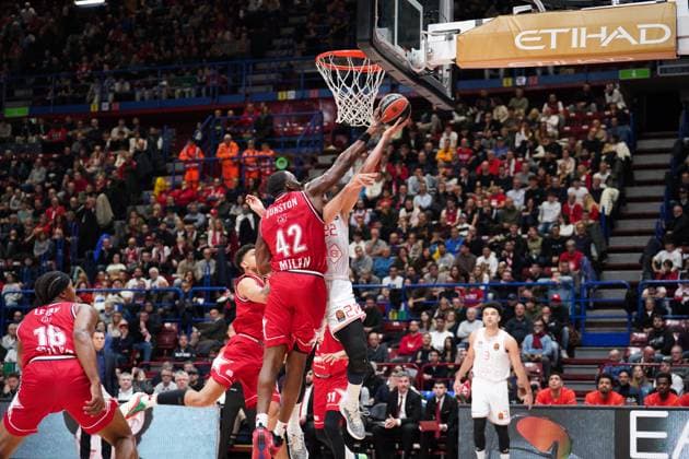 EA7 Emporio Armani Milano vs. Hapoel IBI Tel Aviv Elenco, nella foto Bryant Dunston (EA7 Emporio Armani Milano) during Olimpia Milano vs Hapoel Tel Aviv, Basketball Euroleague match in Assago (MI), Italy, November 20 2025  Copyright: xSimonexLucarelli IPAxSportx xipa-agency.netx xx IPA_68180836 IPA_Agency_IPA68180836