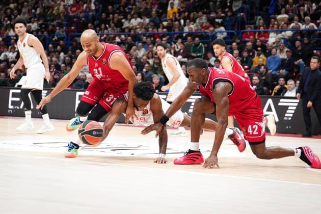 EA7 Emporio Armani Milano vs. Hapoel IBI Tel Aviv Elenco, nella foto Shavon Shields (EA7 Emporio Armani Milano) during Olimpia Milano vs Hapoel Tel Aviv, Basketball Euroleague match in Assago (MI), Italy, November 20 2025  Copyright: xSimonexLucarelli IPAxSportx xipa-agency.netx xx IPA_68180943 IPA_Agency_IPA68180943
