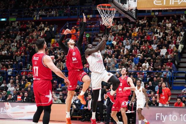 EA7 Emporio Armani Milano vs. Hapoel IBI Tel Aviv Elenco, nella foto Johnathan Motley (Hapoel IBI Tel Aviv Elenco) during Olimpia Milano vs Hapoel Tel Aviv, Basketball Euroleague match in Assago (MI), Italy, November 20 2025  Copyright: xSimonexLucarelli IPAxSportx xipa-agency.netx xx IPA_68181051 IPA_Agency_IPA68181051