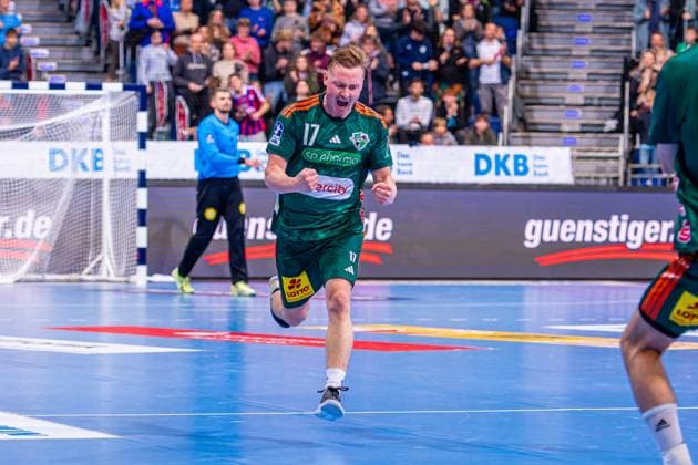 August Pedersen TSV Hannover Burgdorf, No. 17 v l , TSV Hannover Burgdorf green against Bergischer HC beige on matchday 13 of the 2025 2026 season in the DAIKIN Handball Bundesliga 20 11 2025, ZAG Arena Hannover, GER , Copyright: xJanxGuentherx xTSVxHannover-Burgdorfx