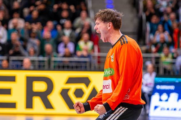 Simon Gade TSV Hannover Burgdorf, No. 16 v l , TSV Hannover Burgdorf green against Bergischer HC beige on matchday 13 of the 2025 2026 season in the DAIKIN Handball Bundesliga 20 11 2025, ZAG Arena Hannover, GER , Copyright: xJanxGuentherx xTSVxHannover-Burgdorfx