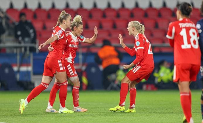 FRA, Paris, Paris St Germain vs FC Bayern Munich, Women s Champions League, UEFA, Season 2526, Parc des Princes, 4 Matchday in picture Linda Dallmann Bayern Munich 10 scores the equalizer for Bayern, Goal and celebration, 1 1 DFB DFL REGULATIONS PROHIBIT ANY USE OF PHOTOGRAPHS AS IMAGE SEQUENCES AND OR QUASI VIDEO, 20 11 2025 Copyright: HMBxMedia HendrikxHamelau