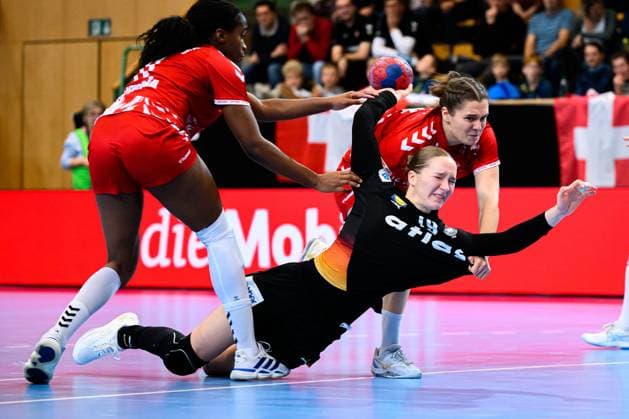Handball, womens national match Switzerland Germany from left in duel Clairebel Coker Switzerland and Nieke Kühne Kuehne Germany , Joline Erni Switzerland St Gallen Kreuzbleiche Switzerland