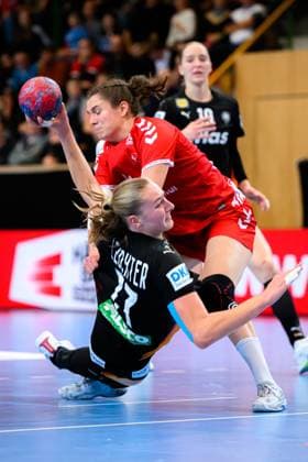 Handball, womens national match Switzerland Germany from left in duel Joline Erni Switzerland and Viola Leuchter Germany St Gallen Kreuzbleiche Switzerland