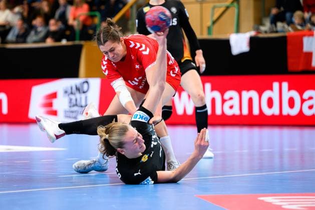 Handball, womens national match Switzerland Germany from left in duel Joline Erni Switzerland and Viola Leuchter Germany St Gallen Kreuzbleiche Switzerland