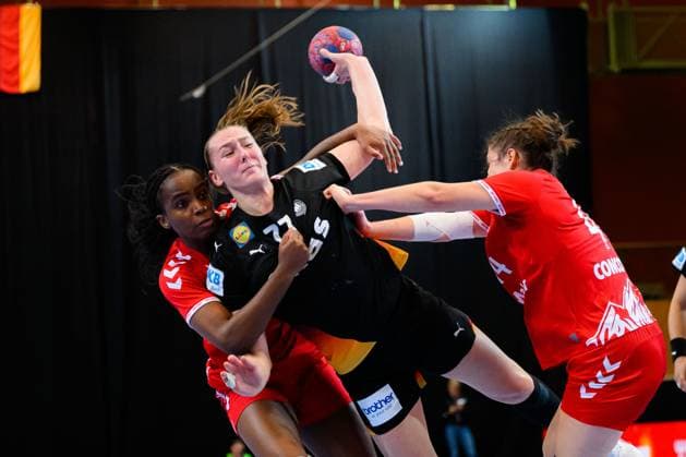 Handball, womens national match Switzerland Germany from left in duel Clairebel Coker Switzerland and Viola Leuchter Germany , Nuria Bucher Switzerland St Gallen Kreuzbleiche Switzerland