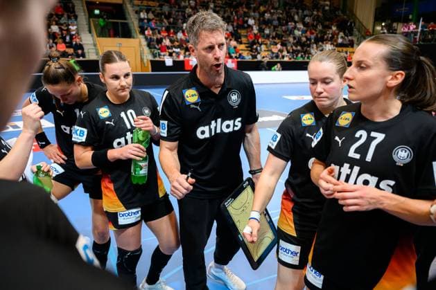 Handball, Womens national match Switzerland Germany Coach Markus Gaugisch Germany in time-out St Gallen Kreuzbleiche Switzerland