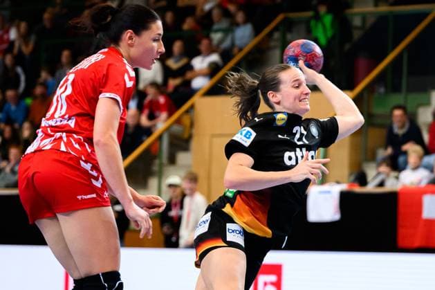 Handball, womens national match Switzerland Germany from left Daphne Gautschi Switzerland , Julia Maidhof Germany St Gallen Kreuzbleiche Switzerland
