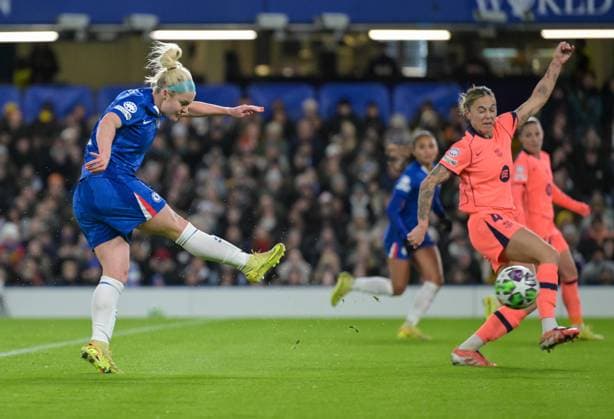 Chelsea Women v FC Barcelona, Barca Women UEFA Womens Champions League Ellie Carpenter of Chelsea Women scores her sides first goal during the UEFA Womens Champions League match at Stamford Bridge, London UK Newspapers OUT Copyright: xNigelxBramleyx FIL-22524-0011