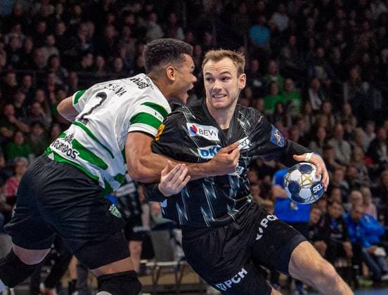 Handball, Men, Season 2025 2026, Champions League Group A, Matchday 8 , Füchse Berlin Sporting CP, v l Edney Silvia Oliveira Sporting , Mathias Gidsel Füchse Berlin , 20 11 2025, Copyright: xSebastianxRäppold MatthiasxKochx