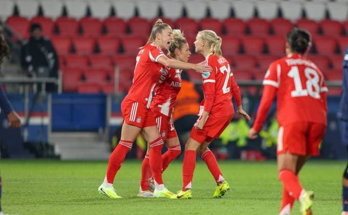 FRA, Paris, Paris St Germain vs FC Bayern Munich, Women s Champions League, UEFA, Season 2526, Parc des Princes, 4 Matchday in picture Linda Dallmann Bayern Munich 10 scores the equalizer for Bayern, Goal and celebration, 1 1, Giulia Gwinn Bayern Munich 7 DFB DFL REGULATIONS PROHIBIT ANY USE OF PHOTOGRAPHS AS IMAGE SEQUENCES AND OR QUASI VIDEO, 20 11 2025 Copyright: HMBxMedia HendrikxHamelau