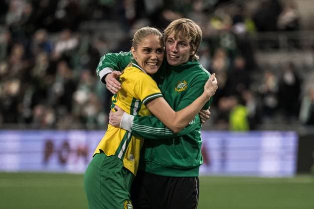 251120 Alice Carlsson and Goalkeeper Moa Edrud of Hammarby after the UEFA Women s Europa Cup football match between Hammarby and Ajax on November 20, 2025 in Stockholm Photo Emma Wallskog BILDBYRAN COP 320 EW0590 fotboll football soccer fotball europa cup hammarby ajax uefa womens europa cup dam bbeng  Copyright: EMMAxWALLSKOG BB251120EW080