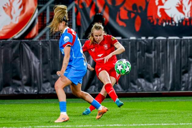 Leonie Vliek of FC Twente passes the ball FC Twente v Club Atletico de Madrid, UEFA Women s Champions League 2025 26 League Phase MD4, FC Twente v Club Atletico de Madrid, FC Twente Stadion, November 20, 2025, Enschede, Netherlands.
