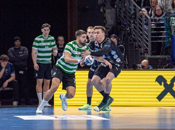 Handball, Herren, Saison 2025 2026, Champions League (Gruppe A, 8. Spieltag), Füchse Berlin - Sporting CP, v.l. Martim Mota Costa (Sporting), Lasse Bredekjaer Andersson (Füchse Berlin), 20.11.2025, Copyright: xSebastianxRäppold MatthiasxKochx