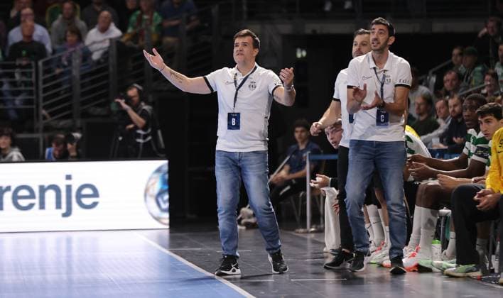 li Coach Ricardo Costa pointing, gesturing action upper body Sport Handball CL Champions League Champions League Men 8 Matchday Season 2025 2026 20 11 2025 Füchse Berlin vs Sporting CP Lisbon LCP in the Max Schmeling Halle