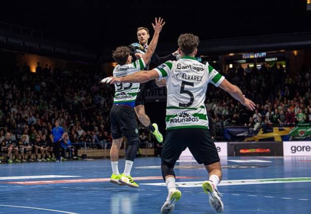 Handball, Men, Season 2025 2026, Champions League Group A, Matchday 8 , Füchse Berlin Sporting CP, f l Victor Romero Holguin Sporting , Mathias Gidsel Füchse Berlin , Carlos Alvarez Dominguez Sporting , 20 11 2025, Copyright: xSebastianxRäppold MatthiasxKochx