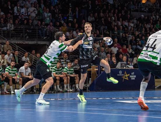 Handball, Men, Season 2025 2026, Champions League Group A, Matchday 8 , Füchse Berlin Sporting CP, v l Salvador Martinho Rocha Nogueira Salvador Sporting , Mathias Gidsel Füchse Berlin , 20 11 2025, Copyright: xSebastianxRäppold MatthiasxKochx