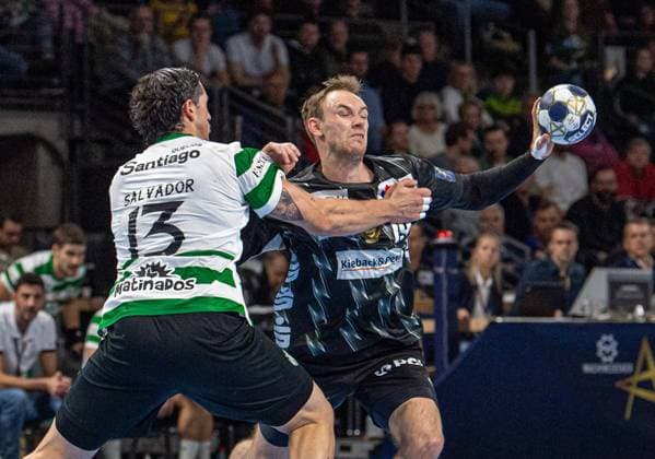 Handball, Men, Season 2025 2026, Champions League Group A, Matchday 8 , Füchse Berlin Sporting CP, v l Salvador Martinho Rocha Nogueira Salvador Sporting , Mathias Gidsel Füchse Berlin , 20 11 2025, Copyright: xSebastianxRäppold MatthiasxKochx