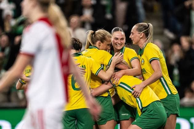 251120 Smilla Holmberg of Hammarby celebrates with Vilde Hasund, Anna Josendal and Ellen Wangerheim after 2 1 during the UEFA Women s Europa Cup football match between Hammarby and Ajax on November 20, 2025 in Stockholm Photo Emma Wallskog BILDBYRAN COP 320 EW0590 fotboll football soccer fotball europa cup hammarby ajax uefa womens europa cup dam bbeng jubel  Copyright: EMMAxWALLSKOG BB251120EW096