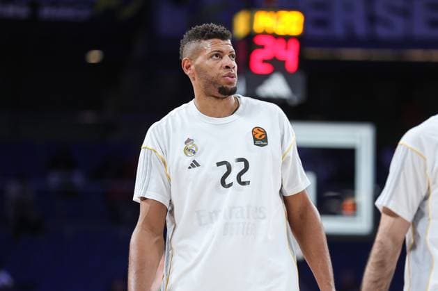 November 20, 2025, Madrid, Madrid, SPAIN: Sergio Llull Melia of Real Madrid warms up during the Turkish Airlines EuroLeague Regular Season Round 12 match between Real Madrid and Zalgiris Kaunas at Movistar Arena on November 20, 2025 in Madrid, Spain. Madrid SPAIN - ZUMAa181 20251120_zaa_a181_107 Copyright: xIrinaxR.xHipolitox