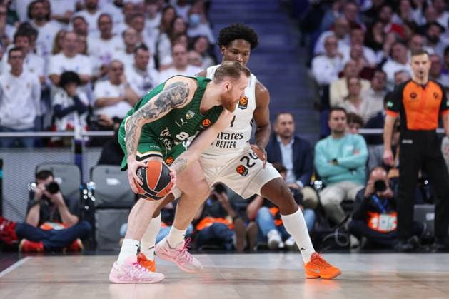 November 20, 2025, Madrid, Madrid, SPAIN: Ignas Brazdeikis of Zalgiris Kaunas and Andres Feliz of Real Madrid in action during the Turkish Airlines EuroLeague Regular Season Round 12 match between Real Madrid and Zalgiris Kaunas at Movistar Arena on November 20, 2025 in Madrid, Spain. Madrid SPAIN - ZUMAa181 20251120_zaa_a181_118 Copyright: xIrinaxR.xHipolitox