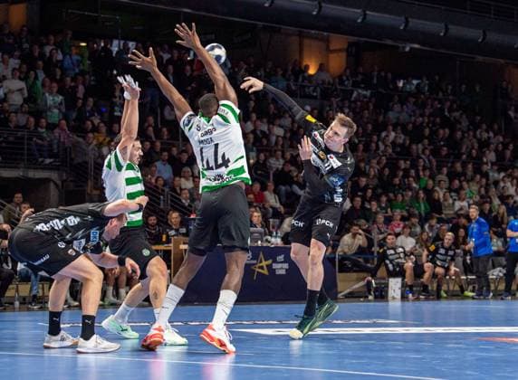 Handball, Men, Season 2025 2026, Champions League Group A, Matchday 8 , Füchse Berlin Sporting CP, f l Max Darj Füchse Berlin , Salvador Martinho Rocha Nogueira Salvador Sporting , Christian Yahoza Moga Sporting , Lasse Bredekjaer Andersson Füchse Berlin , 20 11 2025, Copyright: xSebastianxRäppold MatthiasxKochx