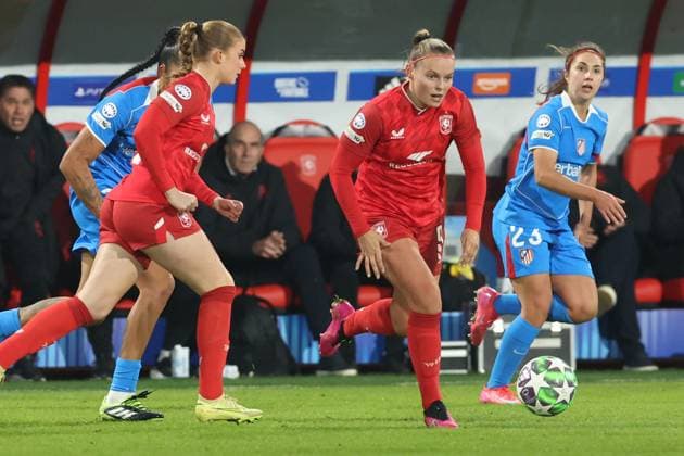Jaimy Ravensbergen of FC Twente during the match FC Twente Enschede vs Atletico de Madrid at the Stadium the Grolsch Veste for the Champions League women season 2025 2026 in ENSCHEDE, Netherlands on 20 november 2025, photo by Peter Lous EYE4images DeFodi Images