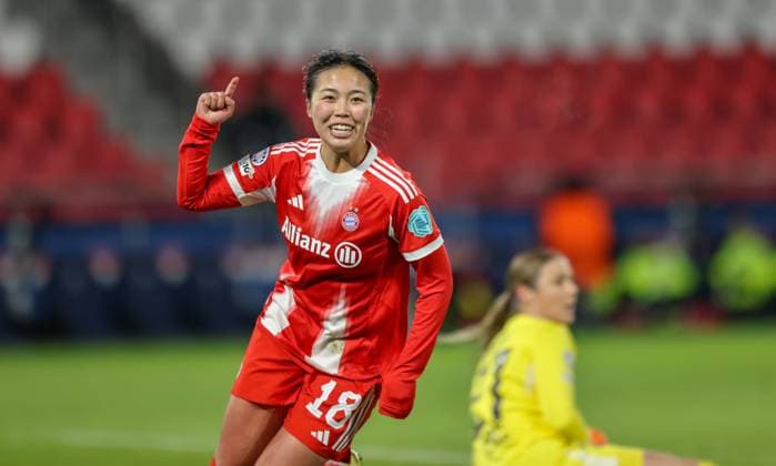 FRA, Paris, Paris St Germain vs FC Bayern Munich, Women s Champions League, UEFA, Season 2526, Parc des Princes, Matchday 4 in picture Goal and celebration, Momoko Tanikawa Bayern Munich 18 , scores the 2 1 for Bayern DFB DFL REGULATIONS PROHIBIT ANY USE OF PHOTOGRAPHS AS IMAGE SEQUENCES AND OR QUASI VIDEO, 20 11 2025 Copyright: HMBxMedia HendrikxHamelau