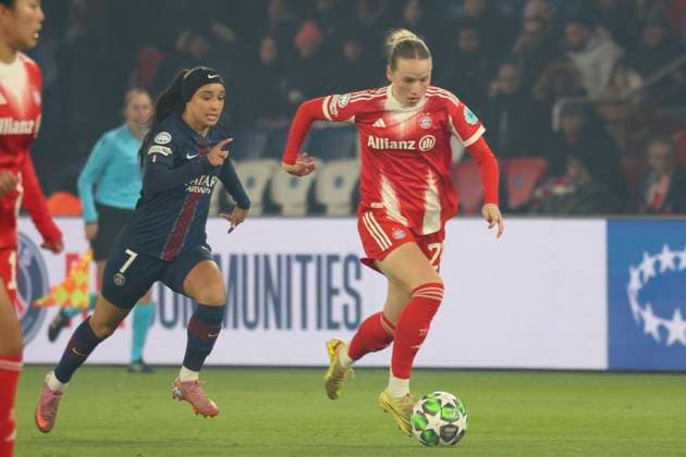FOOTBALL FEMININ : Paris Saint Germain Vs Bayern Munich - Ligue des Champions - 20 11 2025 Franziska Kett (Bayern Munich) Vs Sakina Karchaoui (Paris Saint Germain) ParisFrance  Copyright: xMichaelxBaucherx