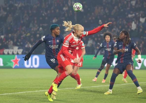 FOOTBALL FEMININ : Paris Saint Germain Vs Bayern Munich - Ligue des Champions - 20 11 2025 Pernille Harder (Bayern Munich) Vs Rasheedat Ajibade (Paris Saint Germain) ParisFrance  Copyright: xMichaelxBaucherx