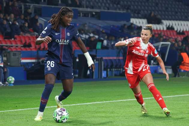FOOTBALL FEMININ : Paris Saint Germain Vs Bayern Munich - Ligue des Champions - 20 11 2025 Anais Ebayilin (Paris Saint Germain) Vs Arianna Caruso (Bayern Munich) ParisFrance  Copyright: xMichaelxBaucherx