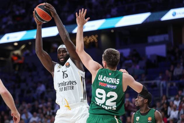 November 20, 2025, Madrid, Madrid, SPAIN: Sediq Garuba of Real Madrid and Edgaras Ulanovas of Zalgiris Kaunas in action during the Turkish Airlines EuroLeague Regular Season Round 12 match between Real Madrid and Zalgiris Kaunas at Movistar Arena on November 20, 2025 in Madrid, Spain. Madrid SPAIN - ZUMAa181 20251120_zaa_a181_124 Copyright: xIrinaxR.xHipolitox
