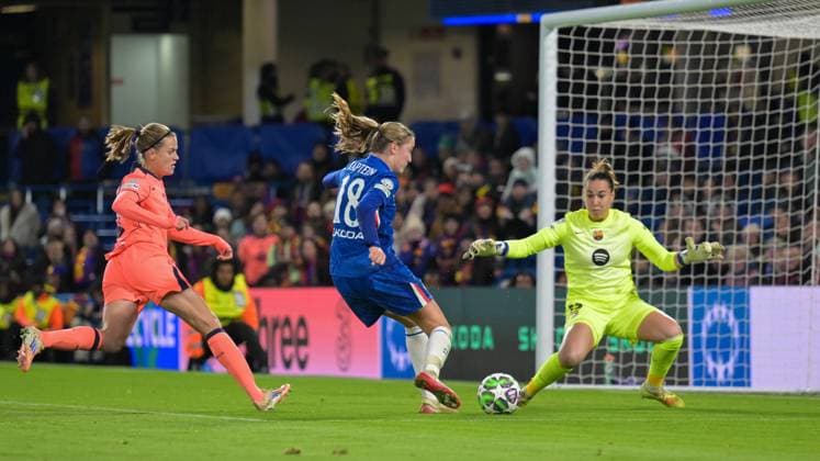 Chelsea Women v FC Barcelona, Barca Women UEFA Womens Champions League Cata Coll of Barcelona Women saves from Wieke Kaptein of Chelsea Women during the UEFA Womens Champions League match at Stamford Bridge, London UK Newspapers OUT Copyright: xNigelxBramleyx FIL-22524-0024