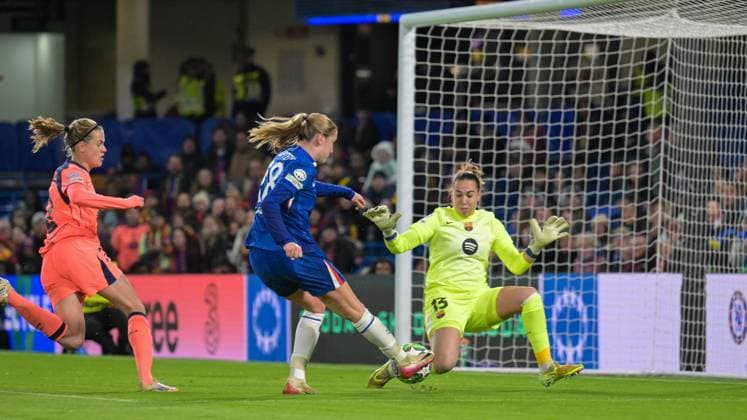 Chelsea Women v FC Barcelona, Barca Women UEFA Womens Champions League Cata Coll of Barcelona Women saves from Wieke Kaptein of Chelsea Women during the UEFA Womens Champions League match at Stamford Bridge, London UK Newspapers OUT Copyright: xNigelxBramleyx FIL-22524-0025
