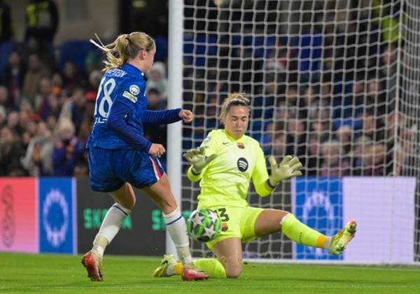 Chelsea Women v FC Barcelona, Barca Women UEFA Womens Champions League Cata Coll of Barcelona Women saves from Wieke Kaptein of Chelsea Women during the UEFA Womens Champions League match at Stamford Bridge, London UK Newspapers OUT Copyright: xNigelxBramleyx FIL-22524-0026